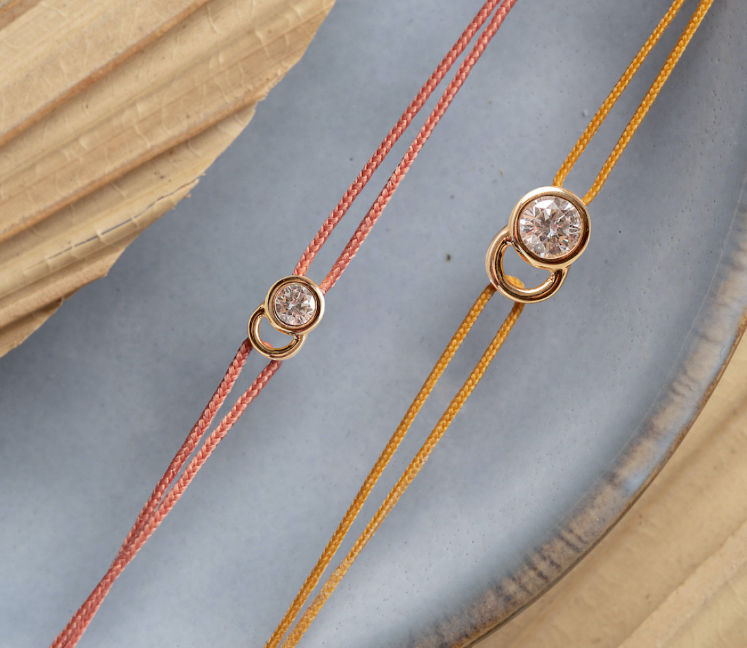 Bracelet cordon LET'S COMMIT orange corail en or rose - Porté 1