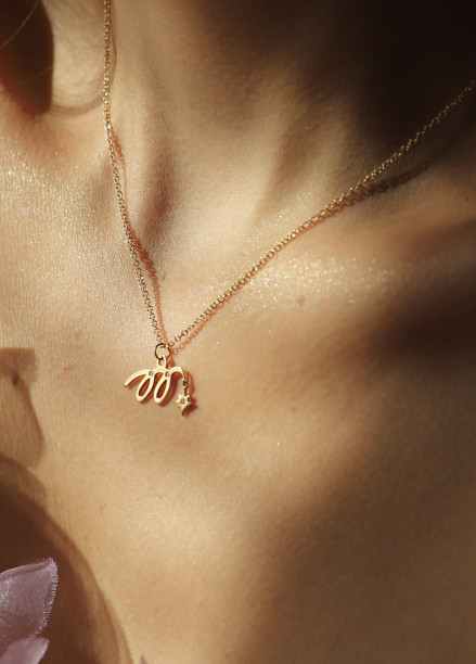 Collier pendentif MARZIA X COURBET « M » en or rose - vue principale - Courbet - Courbet