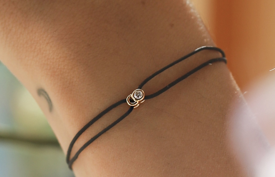Bracelet cordon LET’S COMMIT MARZIA X COURBET « M » noir carbone en or jaune - packshot vue principale - Courbet