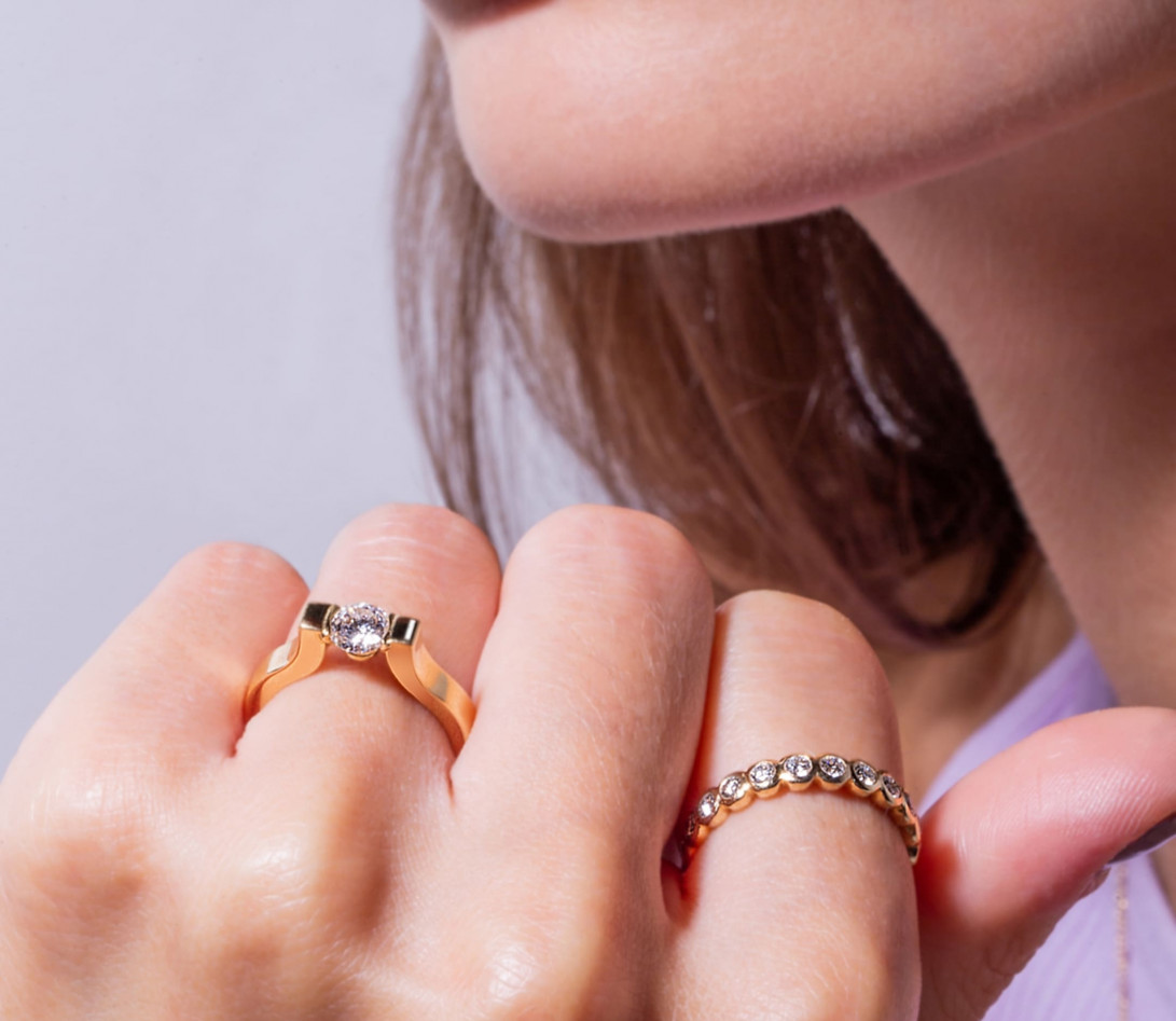 Bague Icone - Or jaune 18K (8,00 g), diamant 0,7 ct-Porté1