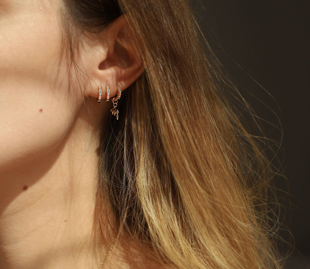 Mono boucle d’oreille créole MARZIA X COURBET « M » en or jaune - porté 1 - Courbet