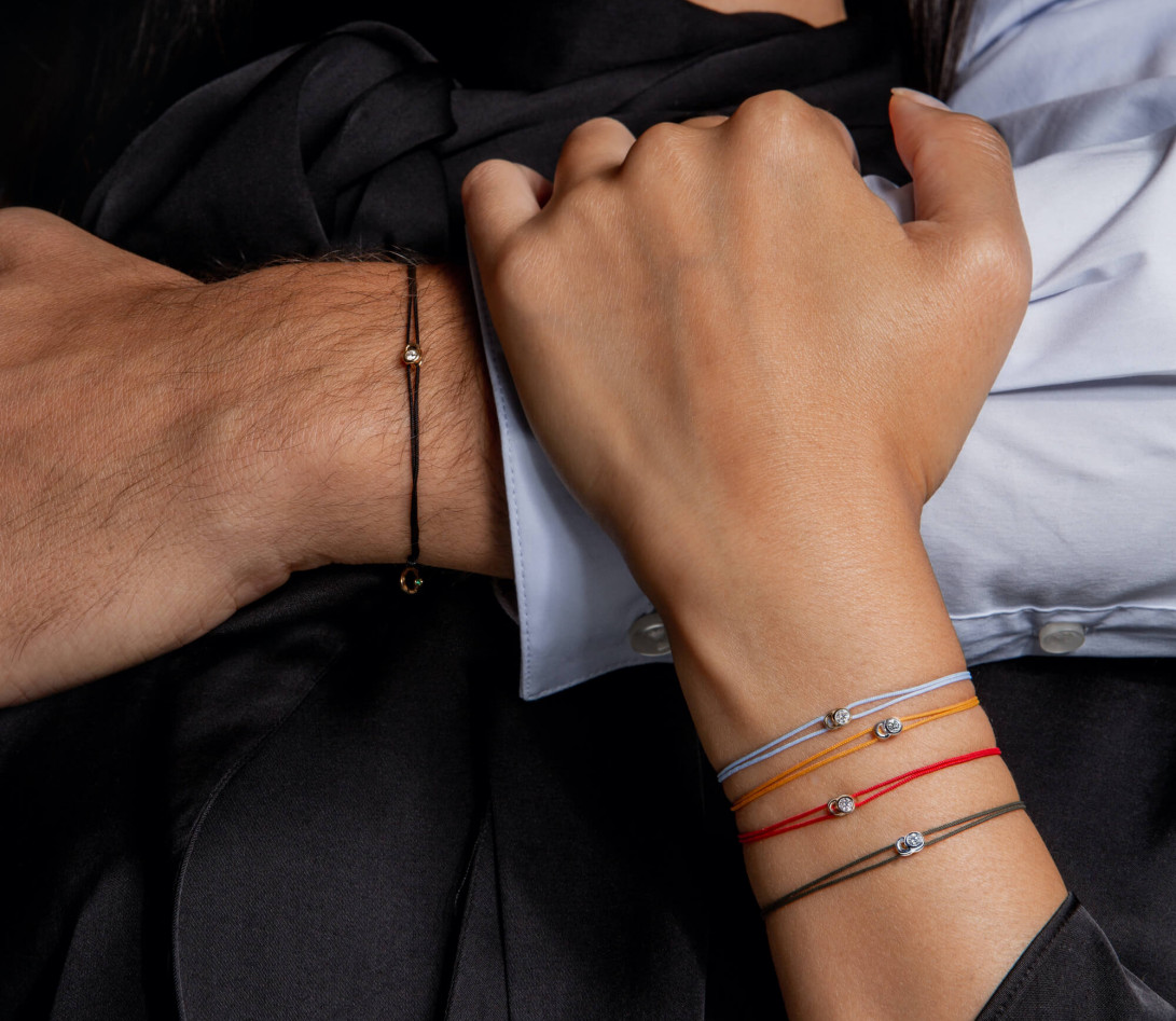 Bracelet cordon LET'S COMMIT rouge carmin en or rose - Porté 2