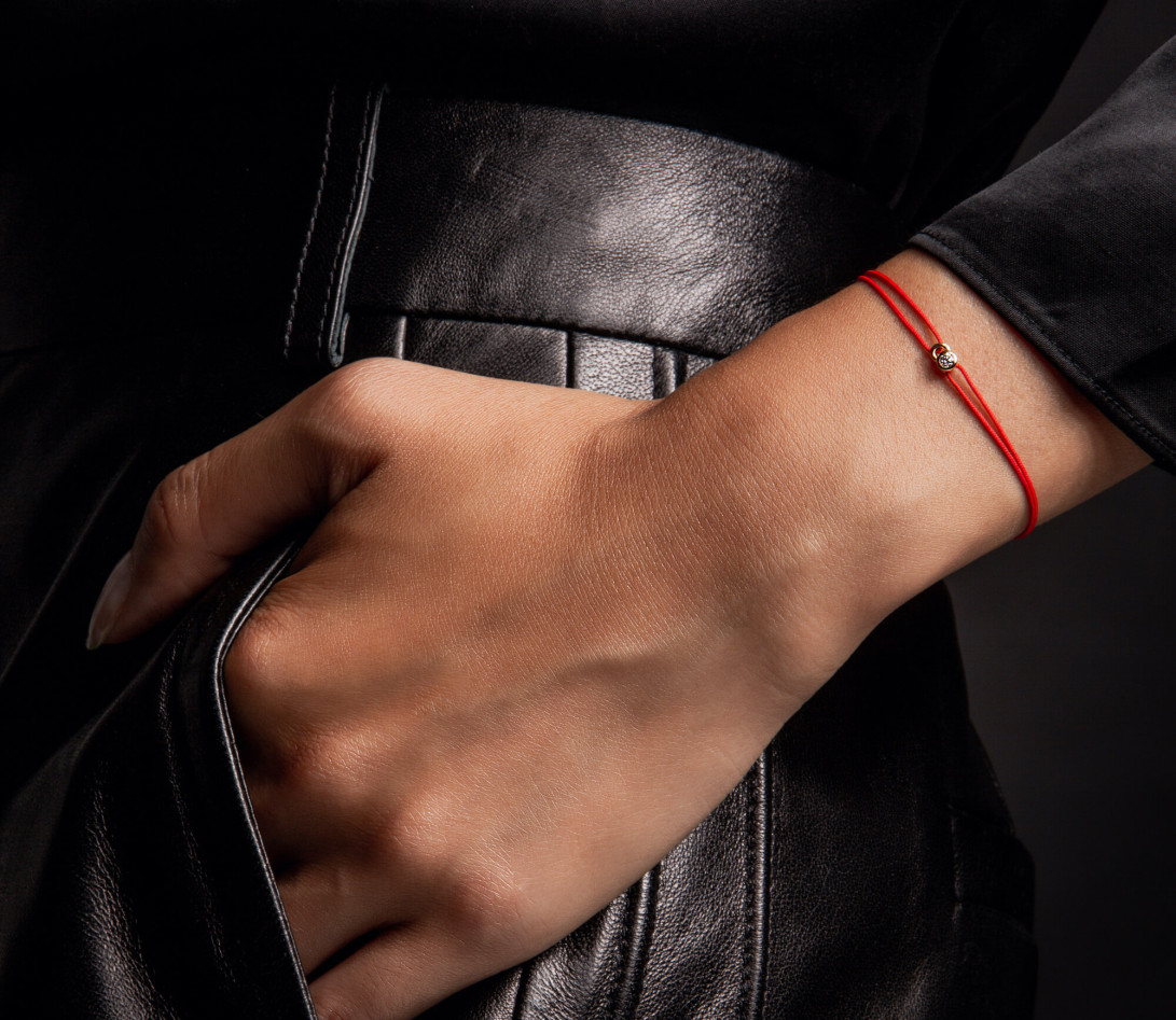 Bracelet cordon LET'S COMMIT rouge carmin en or jaune - Porté 1