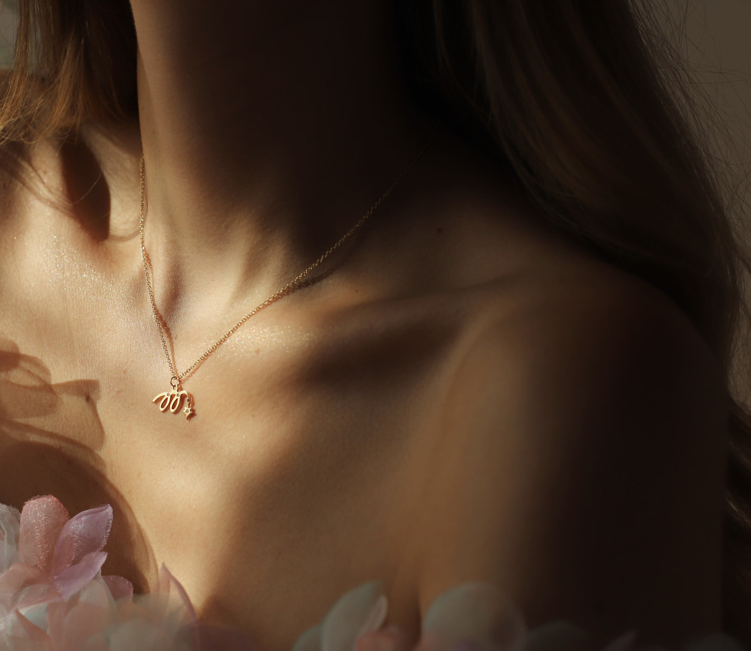 Collier pendentif MARZIA X COURBET « M » en or blanc - porté 1 - Courbet
