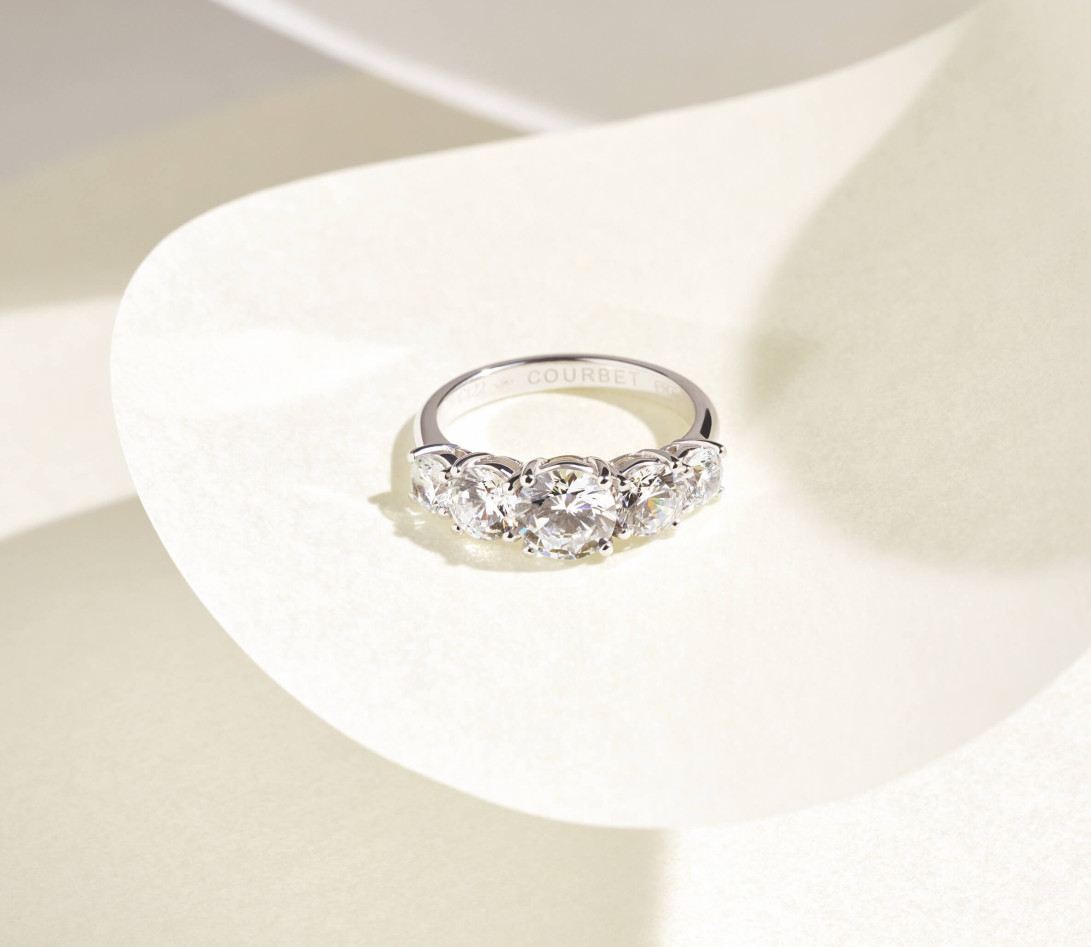 Bague solitaire Quintet - Or blanc 18K (5,00 g), 5 diamants 2,50 cts - Porté 3