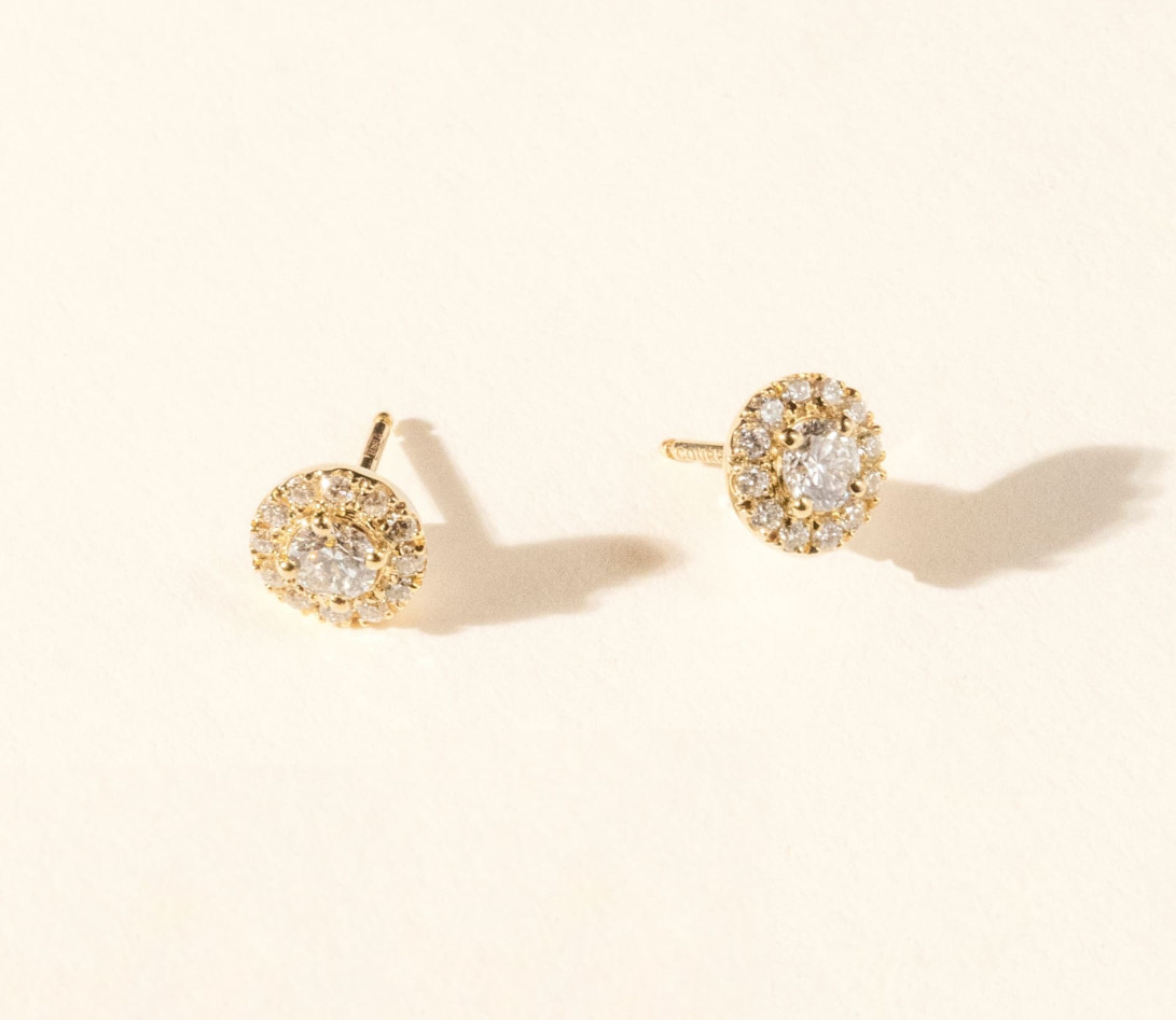 Boucles d'oreilles puces Halo en or jaune et diamants de synthèse 0,3ct