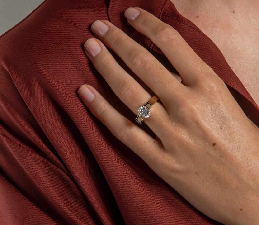 Bague Icone - Or jaune 18K (8,00 g), diamant 0,7 ct-Porté3
