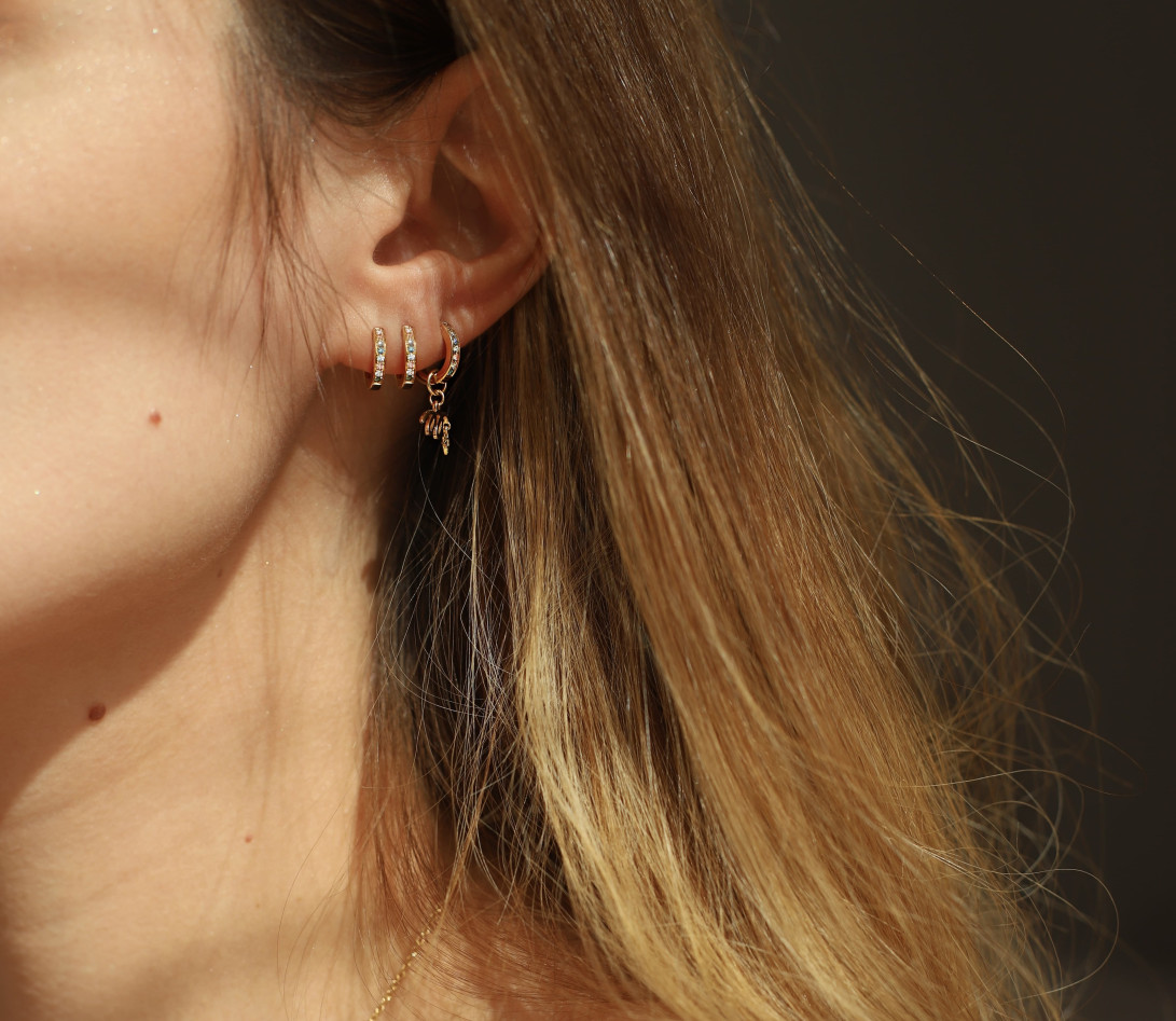 Mono boucle d’oreille créole MARZIA X COURBET en or jaune - vue porté 1 - Courbet