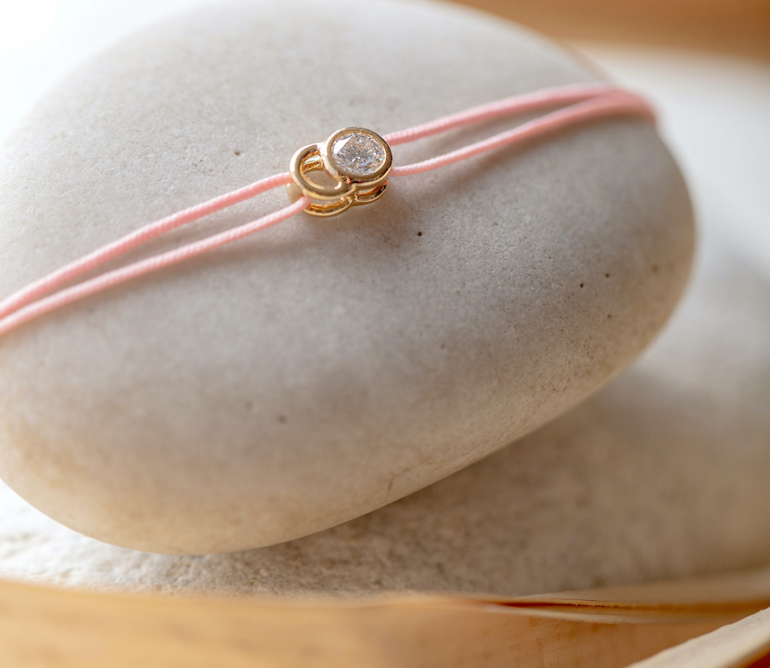 Bracelet cordon LET'S COMMIT rose ballerine en or jaune - Porté 1