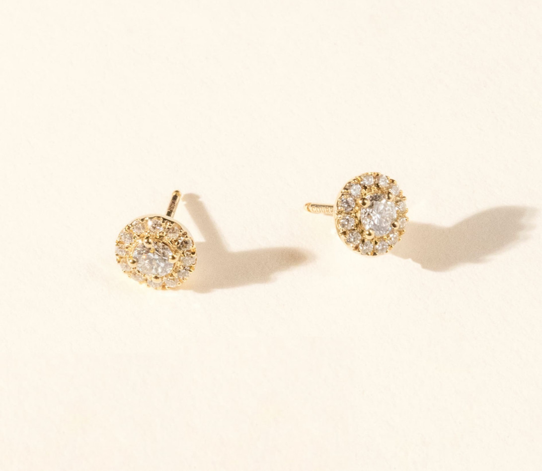 Boucles d'oreilles puces Halo en or jaune et diamants de synthèse 1,5ct