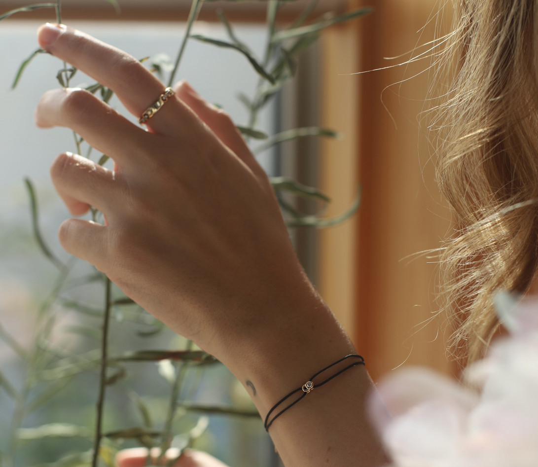 Bracelet cordon LET’S COMMIT MARZIA X COURBET « M » noir carbone en or rose - porté 1 -Courbet
